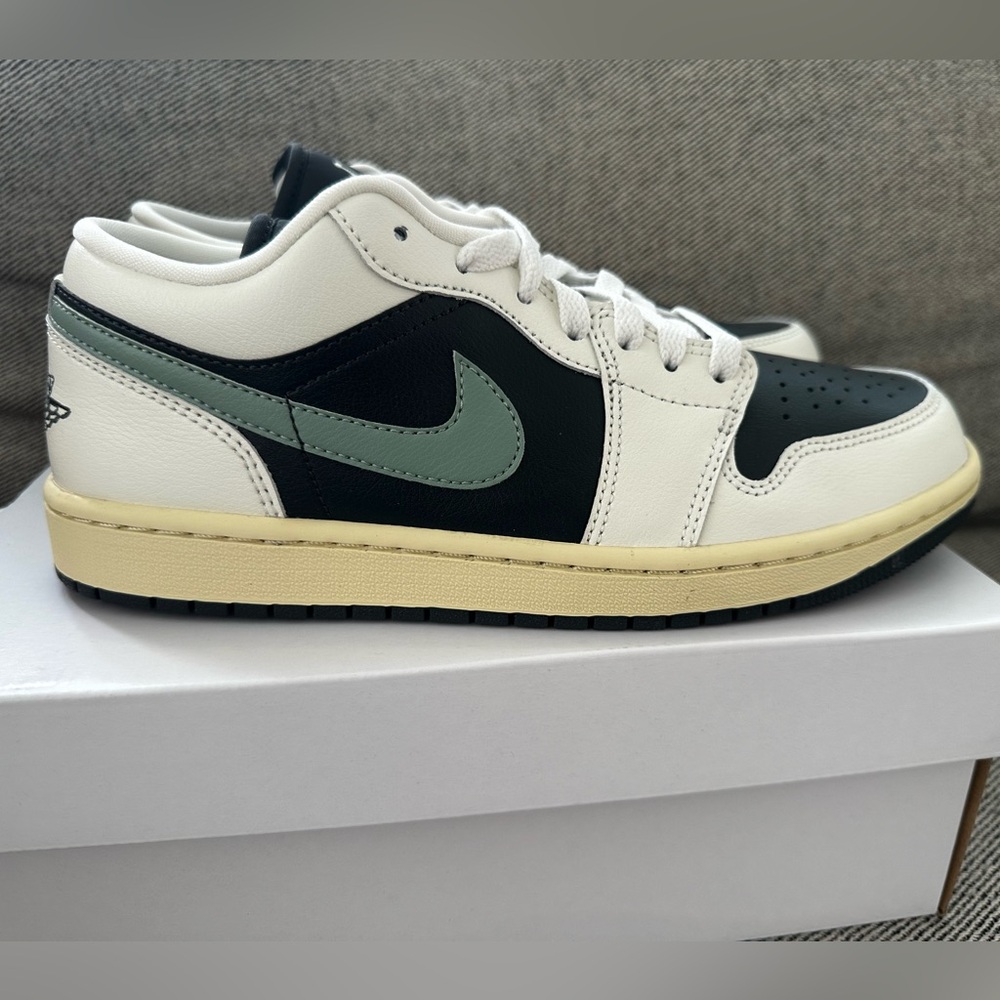 Womens Air Jordan 1 low 9.5
